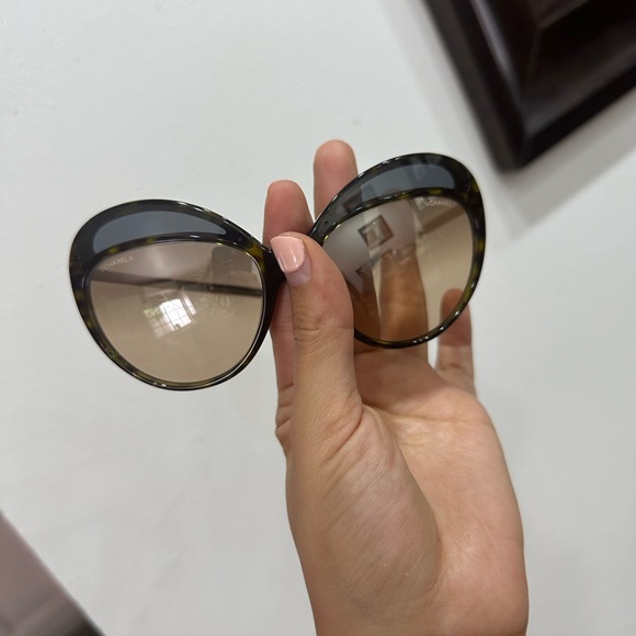 Beautiful Authentic Chanel CC Logo Sunglasses - Picture 6 of 16